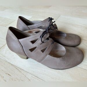 Remonte Dorndorf Women’s Cutout Tie Tan Leather Stacked Heels Size 6.5 (37 EU)